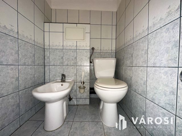 Vásártéren 2+1 félszobás, tetőtéri lakás eladó!