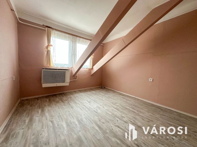 Vásártéren 2+1 félszobás, tetőtéri lakás eladó!