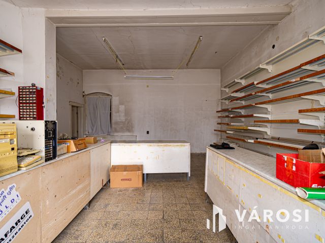 Sásdon nagyméretű családiház eladó