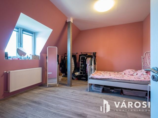 Eladó nappali + 2 háló + 2 autó beállós újszerű lakás Gödön