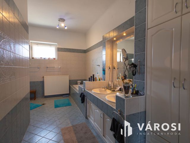 Nagy családi ház Soltvadkert belvárosában