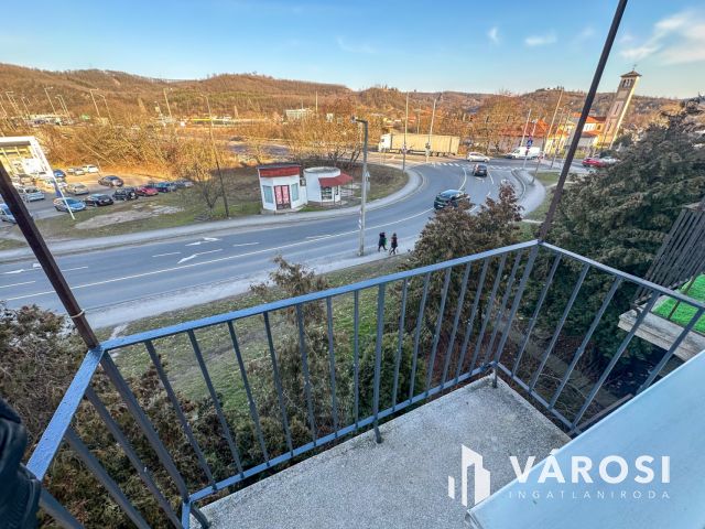 Budapesti úton 1 szobás, erkélyes lakás eladó!