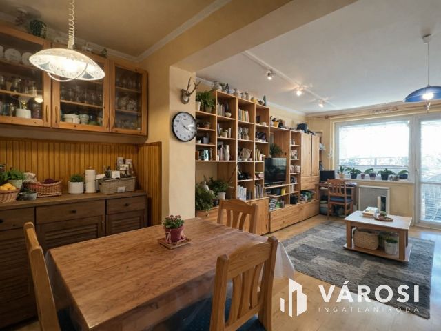 Belvárosi 3 szobás erkélyes tégla lakás eladó