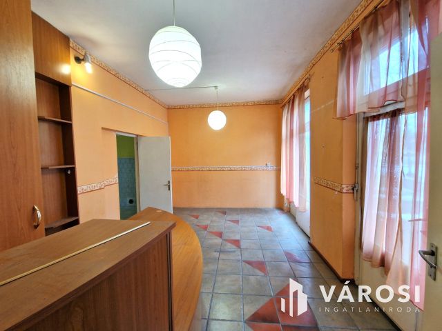 Lakhatásra kialakított, belvárosi, földszinti üzlethelyiség