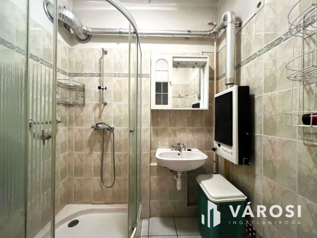 Belvárosi 2. emeleti erkélyes tégla lakás eladó