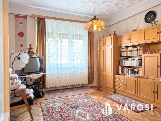 Kádár kocka típusú ház kedvelt környéken!