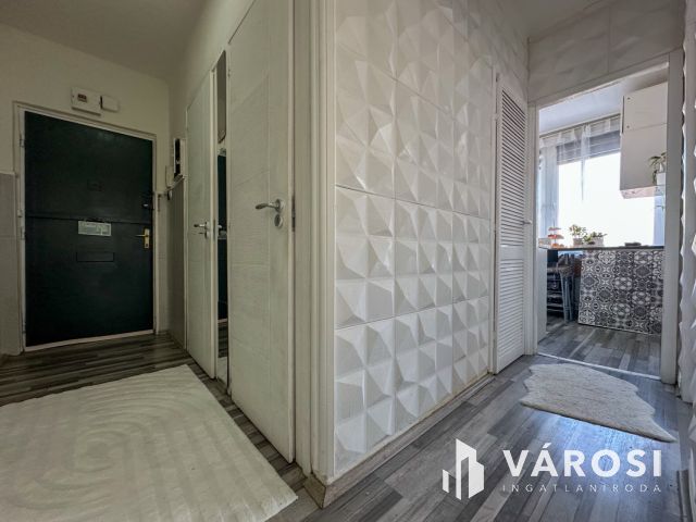 Felsővárosban 2 szobás, bútorozott lakás eladó!