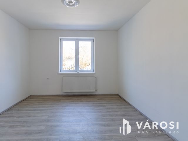 Zsámbok csendes részén, újjáépített családi ház eladó