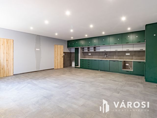 Zsámbok csendes részén, újjáépített családi ház eladó