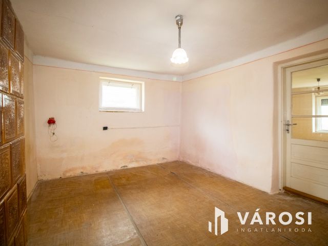 Nappali + két szobás családi ház Eleken