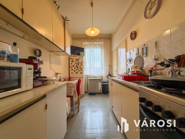 Belváros közelében 1 szobás, erkélyes lakás eladó!