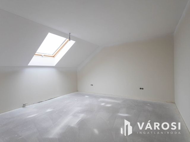 Hatalmas családi ház május végi költözéssel!