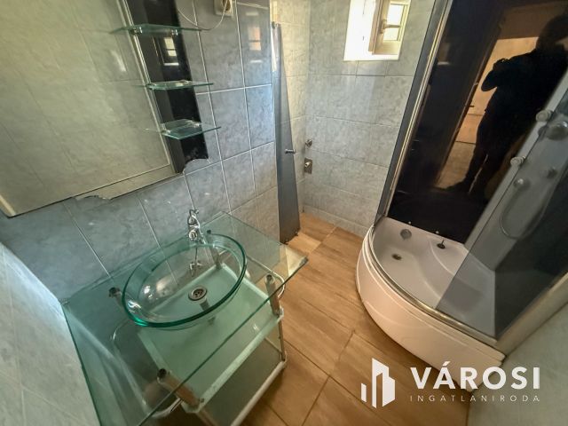 Meredek úton 2 szobás, erkélyes lakás eladó!