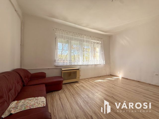 Meredek úton 2 szobás, erkélyes lakás eladó!