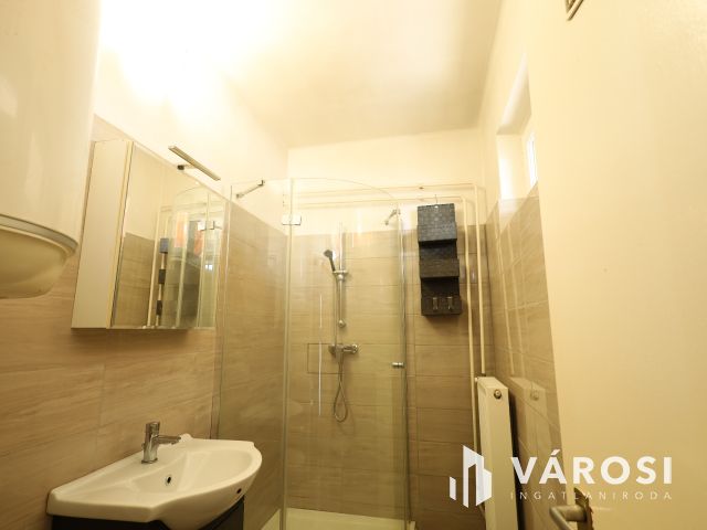 „4 külön szoba,de igény szerint akár 6 szobássá alakítható.”