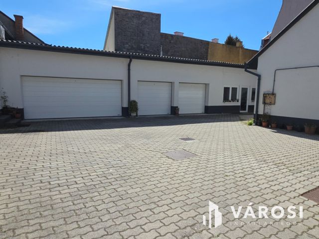 Zárt udvarban eladó 33m2-es helység, sok lehetőséggel!