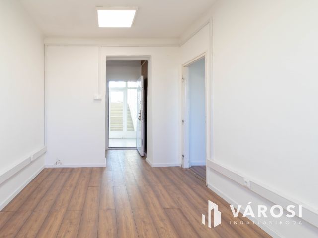 48 m2-es, két helyiséges, teakonyhás, 2.emeleti iroda