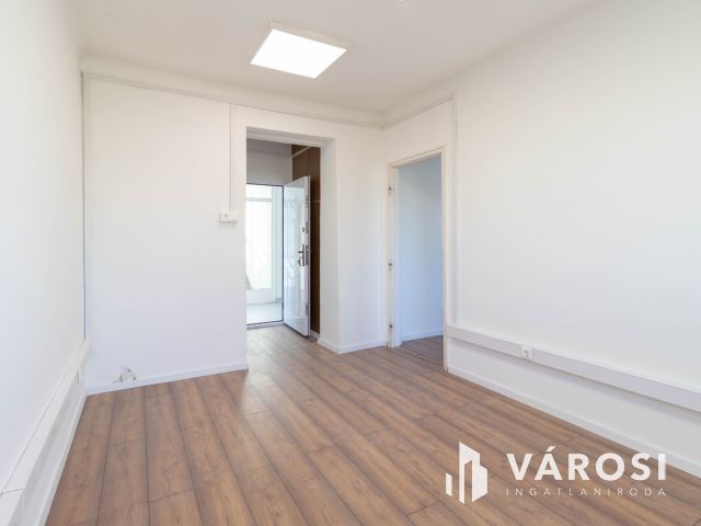 48 m2-es, két helyiséges, teakonyhás, 2.emeleti iroda