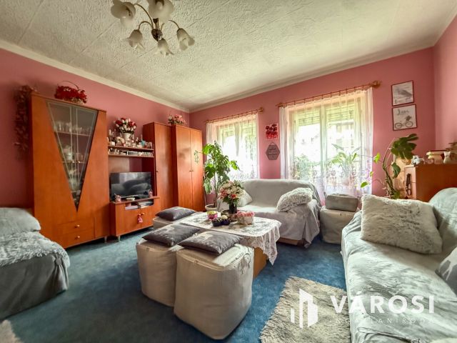 Karancslapujtőn főútvonal mellett családi ház eladó!