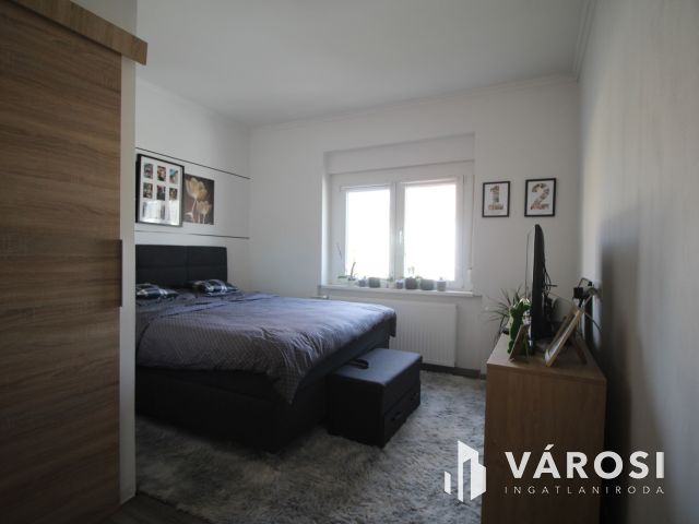 Felújított, 2 szobás házikó, pici kertel Szombathelyen