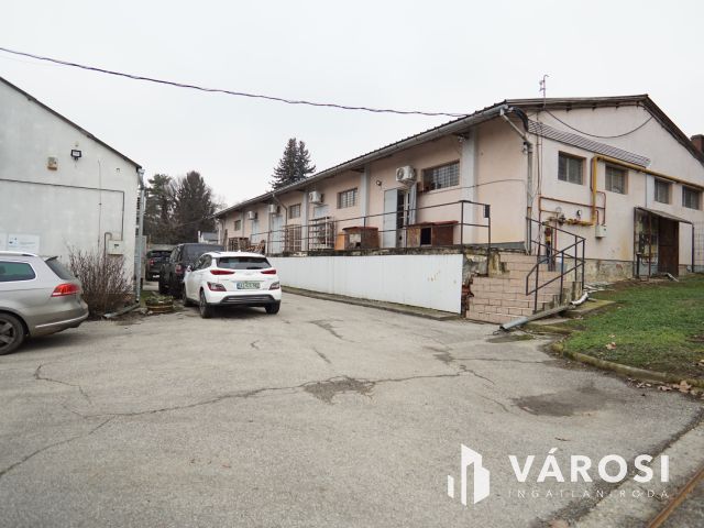 Kiadó telephely kisebb-nagyobb épületei