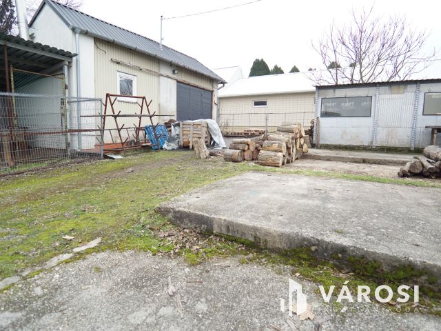 Kiadó telephely kisebb-nagyobb épületei