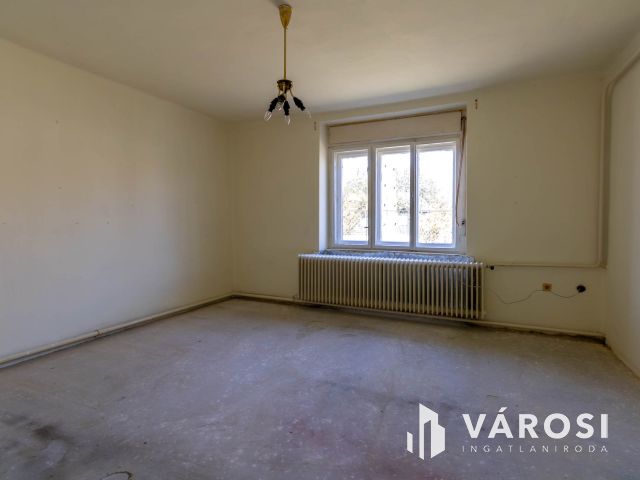 Központ közeli ház tele lehetőséggel
