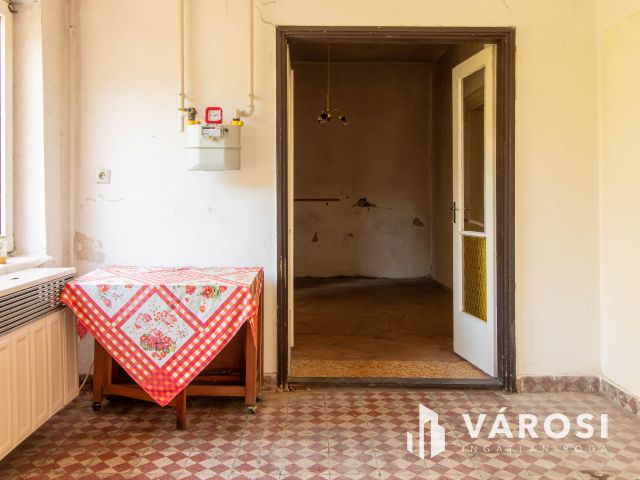 Vidéki hangulatú felújítandó családi ház Tinnyén.