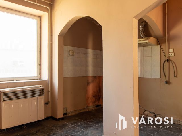 Vidéki hangulatú felújítandó családi ház Tinnyén.