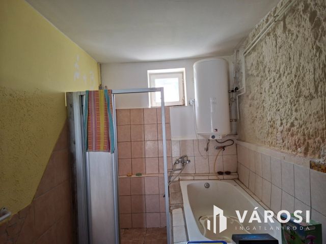 Napelemes családi ház + külön lakóegység Noszlopon