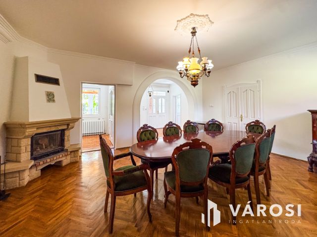 Napfényes belvárosi ház mindenhez közel