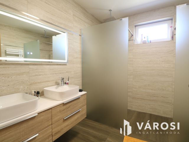 Kulcsrakész ,új építésű,költözhető,25 KW tárolóval.