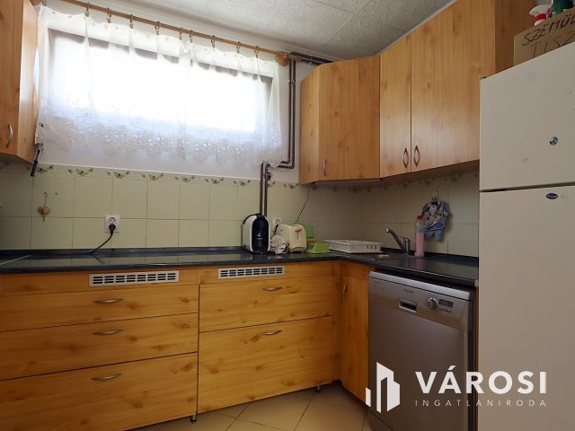 Zsóry-fürdő: 3 szintes ház, 20 fő, kész lehetőség!