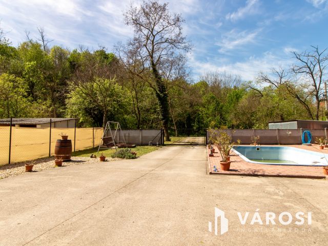 Napelem, medence, 3 garázs – ritka lehetőség Annavölgyön