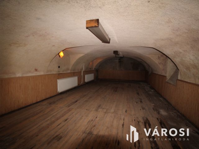 5 szobás, tágas ház Jákon