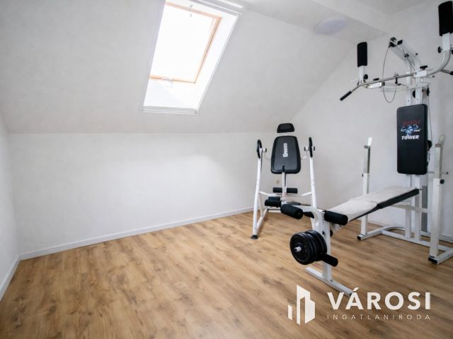 295 nm csomagolóüzem + 157 nm prémium lakótér