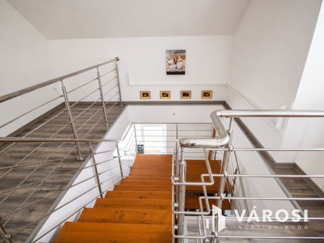 295 nm csomagolóüzem + 157 nm prémium lakótér