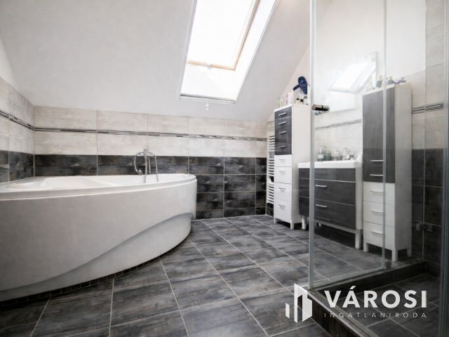 295 nm csomagolóüzem + 157 nm prémium lakótér