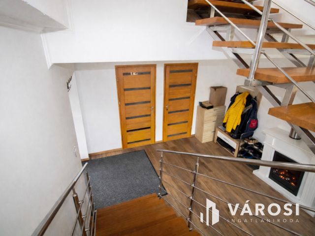 295 nm csomagolóüzem + 157 nm prémium lakótér