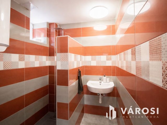 295 nm csomagolóüzem + 157 nm prémium lakótér