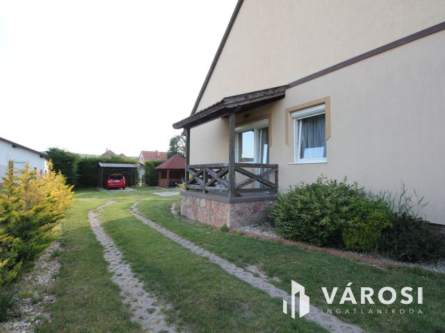 Jó állapotú családi ház Nyúlon