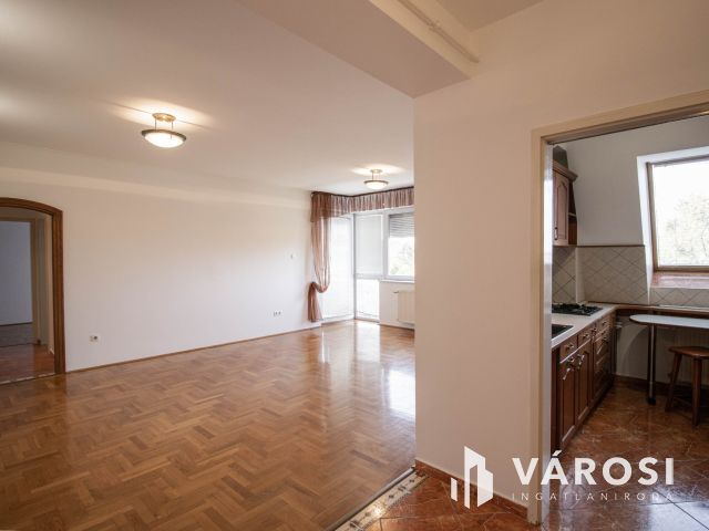 Kiadó 75 m2 Erkélyes tégla lakás Győr Belvárosában beállóval