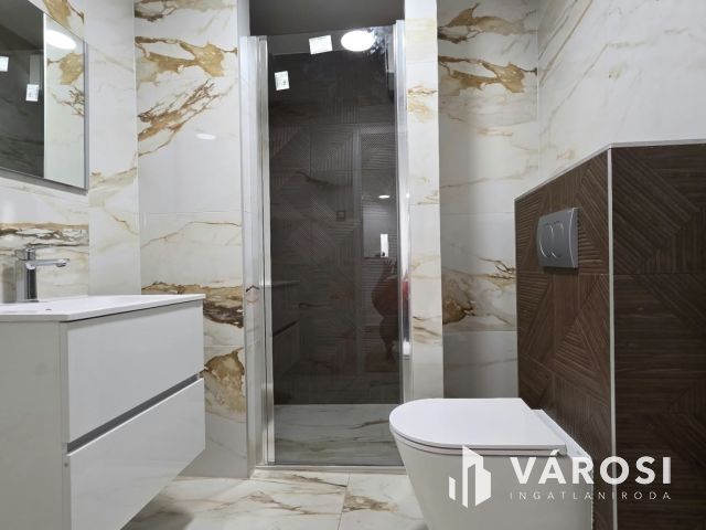 Belvárosi élet egy modern új építésű lakásban-Debrecen