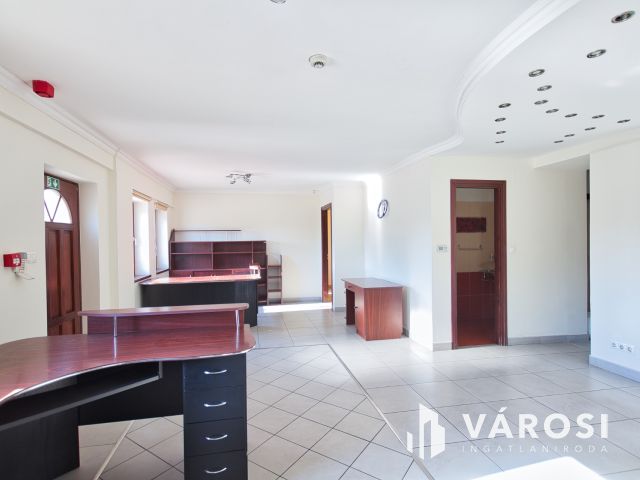 680 m2-es ipari csarnok, 340 m2-es irodával kiadó