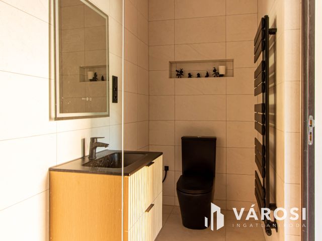 Két lakrész, teljjesen ujászületett otthon Piliscséven